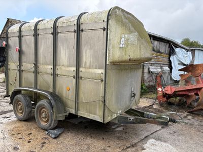une remorque garée dans la poussière près d'un bâtiment