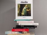 plusieurs livres empilés sur une table