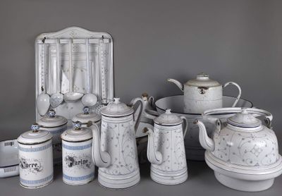 de nombreux types de théières et de cafetières sur la table