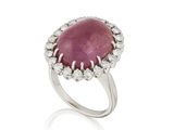 une bague en rubis et diamants