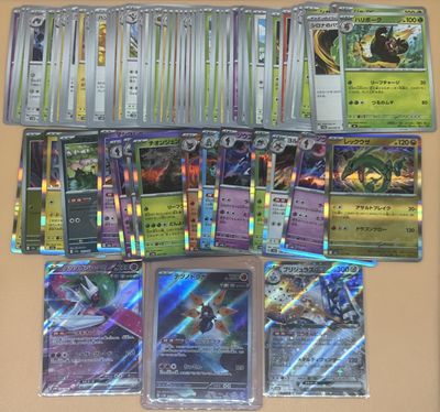 beaucoup de cartes pokemon différentes sur la table