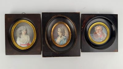 trois portraits miniatures encadrés représentant des femmes et des enfants sur fond blanc