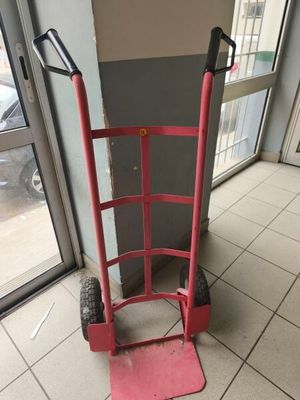 un diable rouge posé sur le sol