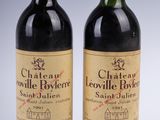 deux bouteilles de vin sont posées l'une à côté de l'autre sur une table