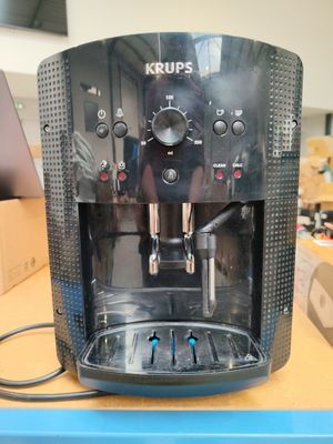 une machine à café noire posée sur une table bleue