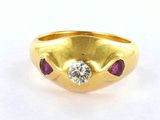 une image représentant une bague en or sertie d'un diamant et de rubis