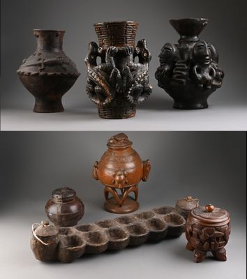 Plusieurs types de vases sont exposés sur un fond gris