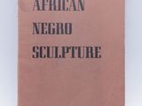 un vieux livre avec des caractères noirs sur fond blanc