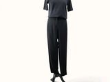 une photo d'un haut et d'un pantalon noirs sur un mannequin