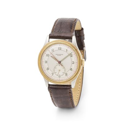 gros plan d'une montre sur une surface blanche avec un bracelet marron