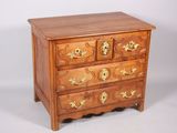 une petite commode en bois sur fond blanc