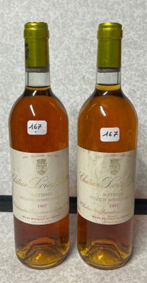 deux bouteilles de vin posées l'une à côté de l'autre sur un comptoir