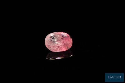 gros plan d'un diamant rose sur une surface noire