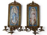 paire d'appliques murales anciennes ornées de représentations peintes de la Vierge à l'Enfant