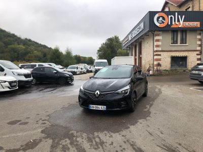 une voiture noire garée sur un parking devant un immeuble