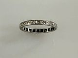une bague en or blanc sertie de diamants noirs et blancs