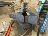un étau posé sur un établi dans un atelier