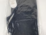 Le t-shirt noir est emballé dans du plastique et prêt à être expédié.