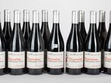 six bouteilles de vin rouge alignées