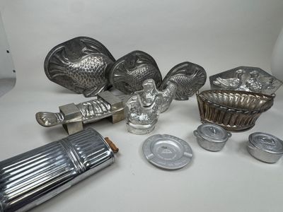 beaucoup d'objets en argent posés sur une table