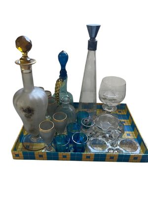 un plateau sur lequel sont disposés divers objets en verre