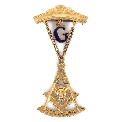 un gros plan d'un collier orné d'un symbole maçonnique