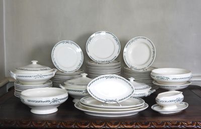 beaucoup d'assiettes et de bols sur une table