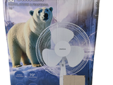 un ours polaire debout à côté d'un carton contenant des pales de ventilateur
