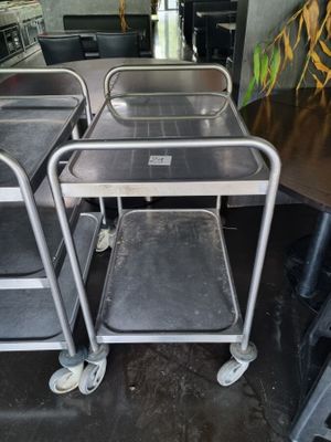 trois chaises et une table dans une pièce
