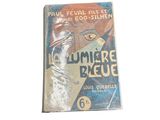 un livre posé sur une table