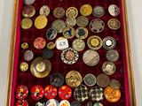 une boîte en bois remplie de boutons de toutes sortes