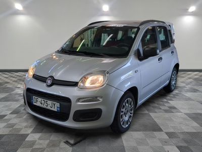 la petite voiture argentée est garée sur un carrelage à carreaux