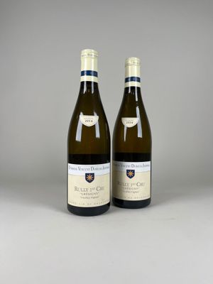 deux bouteilles de vin blanc posées l'une à côté de l'autre sur une table