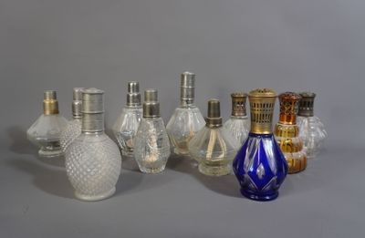 un grand nombre de bouteilles en verre posées sur une table