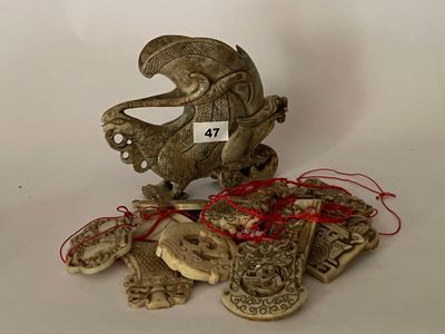 une figurine représentant un homme assis sur une pile d'argent