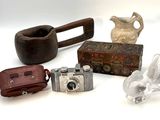 a lot of small objects that are sitting on a table
