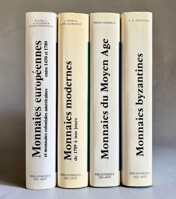 trois livres sont empilés sur une table