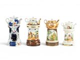 Plusieurs types de vases sont alignés sur une surface blanche