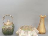 trois vases posés l'un à côté de l'autre sur une table