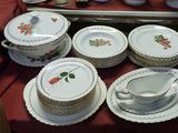 beaucoup d'assiettes et de tasses sur la table