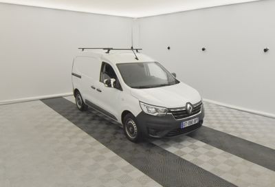 une camionnette blanche garée dans un garage