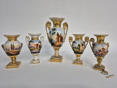 cinq vases posés sur une table