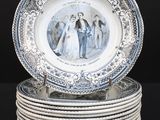 une pile d'assiettes sur lesquelles figure l'image d'un homme et d'une femme