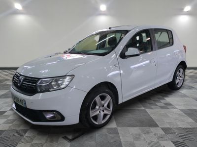 la voiture blanche est garée sur un sol en damier dans le garage