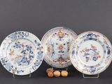 trois assiettes bleues et blanches ornées de fleurs et de feuilles