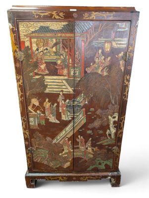 une image représentant une armoire en bois sur laquelle est peinte une peinture