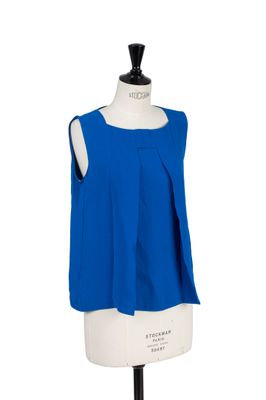 un haut bleu sur un torse de mannequin blanc