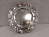 un plateau d'argent antique sur un support sur fond blanc