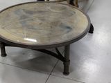 une table basse sur laquelle est posée une carte, dans un magasin