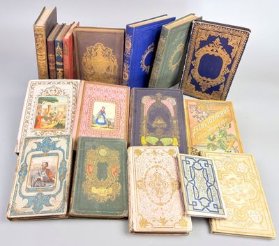 de nombreux livres posés sur une table